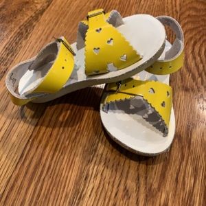 saltwater sandal size 6